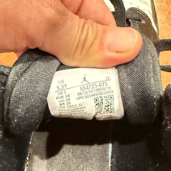 NIKE Air Jordan 1 Mid "Chile Red" (White/Chile Red-Black - Picture 7 of 9